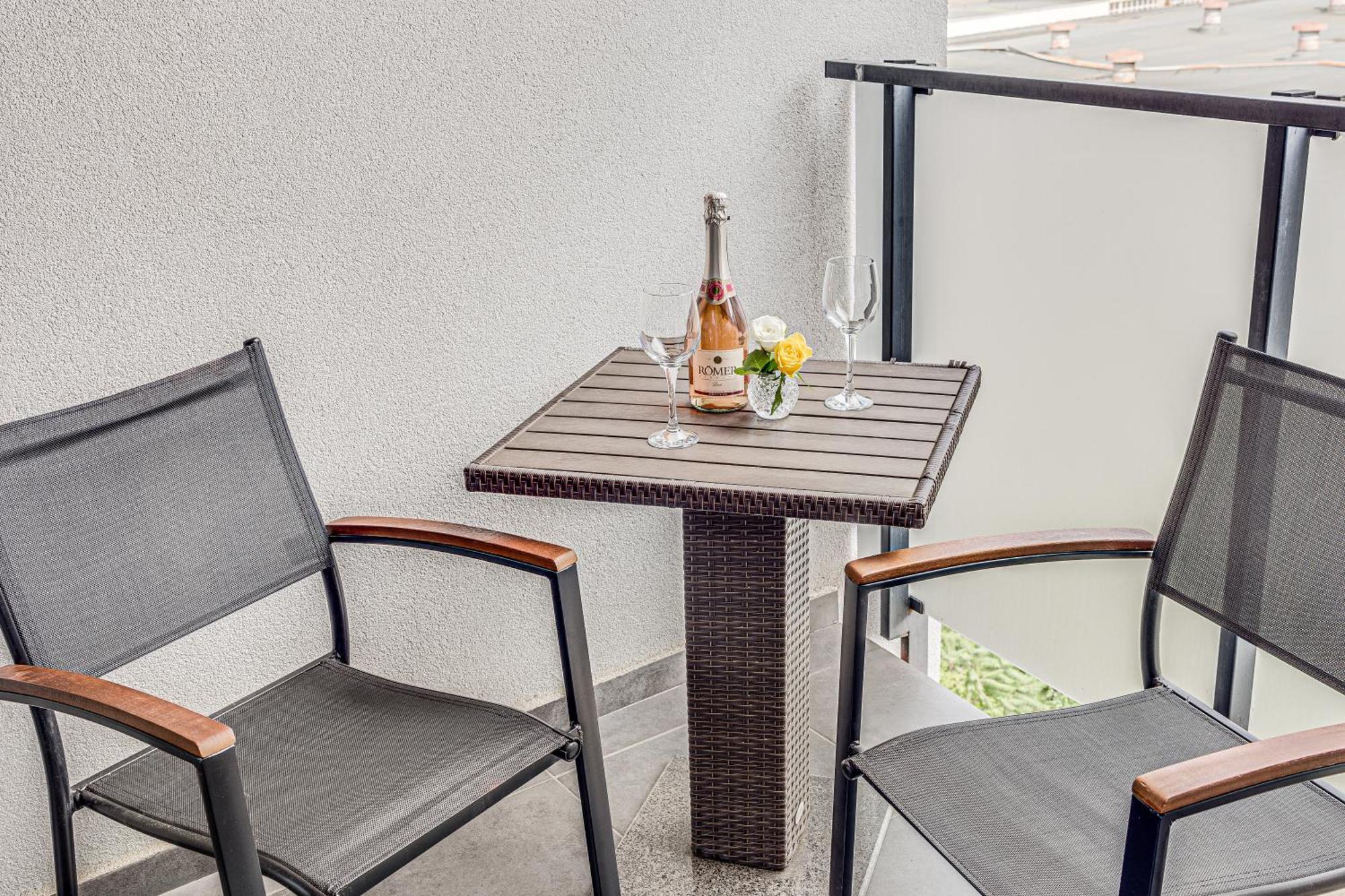 Ari - Ared Luxurious Apartments With Balcony & Free Parking Arad Kültér fotó